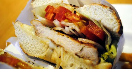 Kanapka z grillowanym kurczakiem z sałatą i pomidorem
