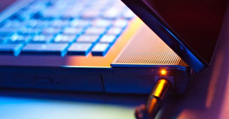 Używasz tak laptopa? Przecież go sobie zniszczysz! Sposób na wydłużenie życia baterii