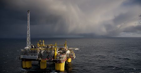 Kryzys naftowy uderza w najbogatszy kraj Skandynawii. Norwegia musi sięgnąć do rezerw