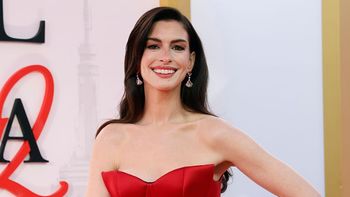 Anne Hathaway jest W CIĄŻY! Pokazała się z zaokrąglonym brzuchem (WIDEO)