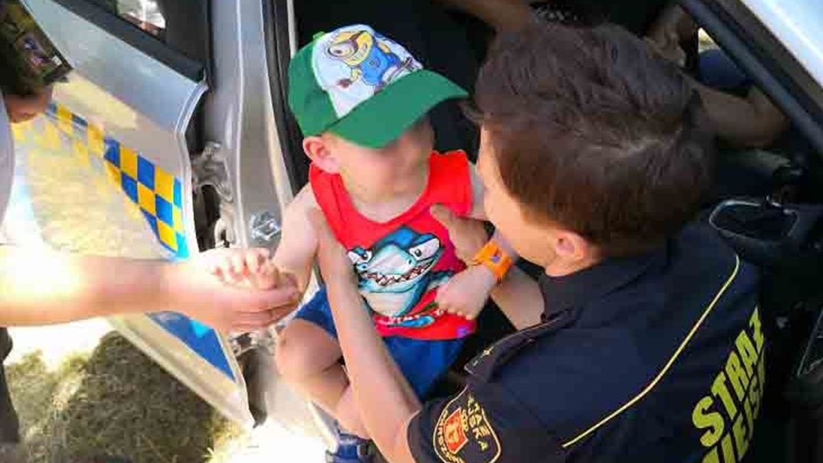 Strażnicy miejscy znaleźli błąkającego się trzyletniego chłopca. Powtarzał w kółko tylko dwa słowa