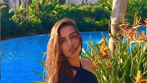 Piłka nożna. Mesut Oezil świętuje. Jego piękna żona Amine Guelse urodziła