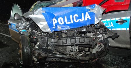 Pościg przez 2 województwa i 3 powiaty. Volkswagen wbił się w stojący radiowóz