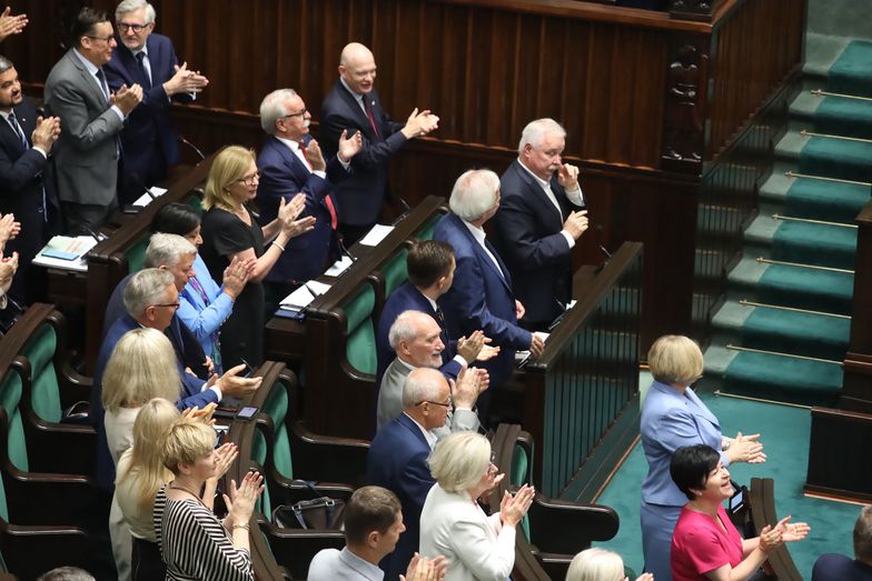 PiS prze do referendum. Sejm przyjął uchwałę