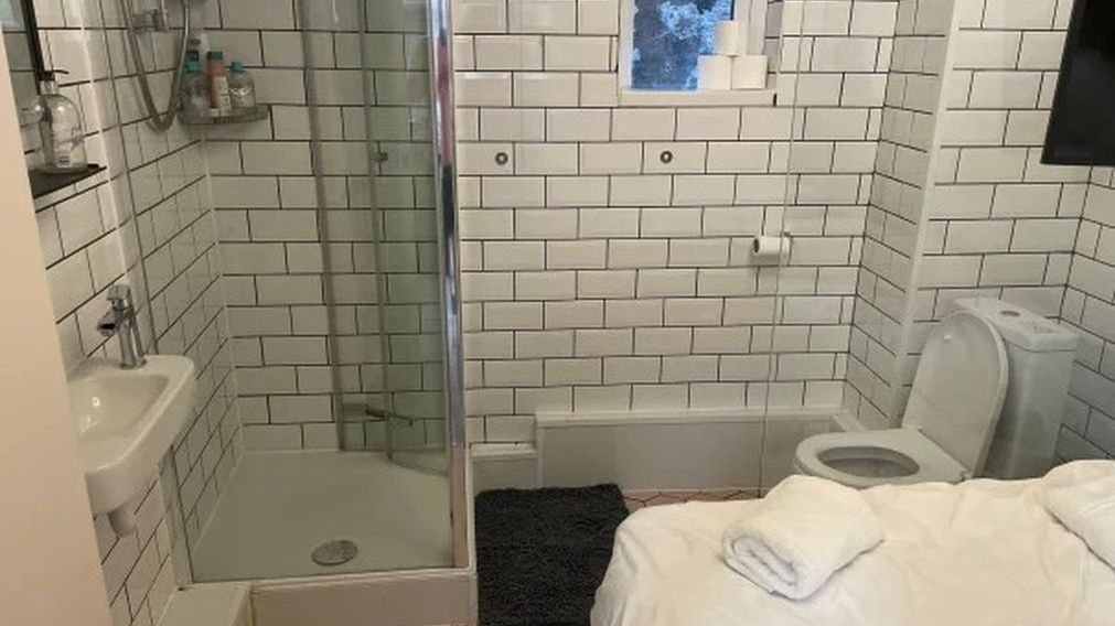 Łóżko tuż przy toalecie to rozwiązanie odbiegające od przyjętych w Europie standardów