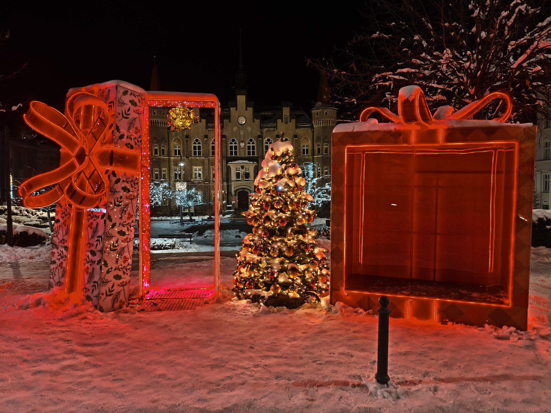 Centrum Wałbrzycha w śniegu i z nowymi ozdobami świątecznymi 2025/2026