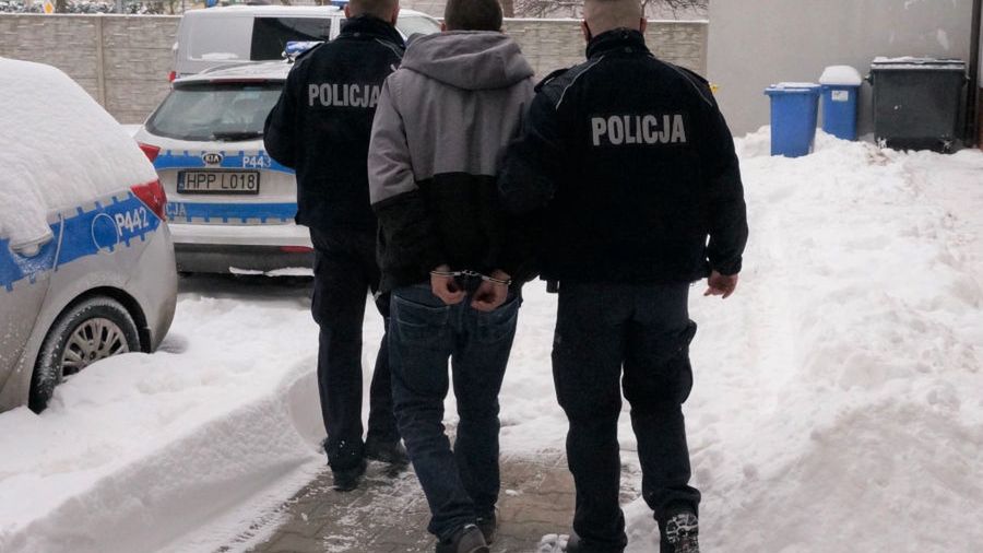 Śląskie. 25-letni mieszkaniec Częstochowy jest podejrzany o udział w oszustwie metodą "na wnuczka".