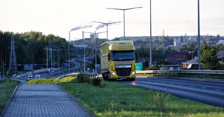A1. Kierowca tira jechał "pod prąd". Nie wiedział, gdzie jest. Wezwano karetkę