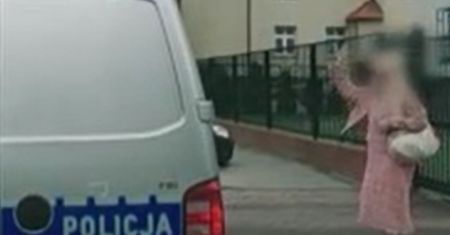 Sceny przed komisariatem. Zaczepiła policjantów. I nagle trzy słowa