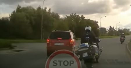 Policjant dał się nagrać. Jego zachowanie wyjaśniają przełożeni
