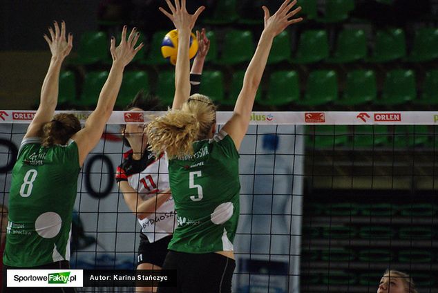 Agnieszka Kąkolewska (nr 5) w meczu z Pałacem Bydgoszcz aż 9 razy skutecznie blokowała rywalki