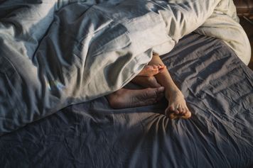 Te pozycje seksualne mogą łagodzić ból i napięcie. Ekspertka wyjaśnia