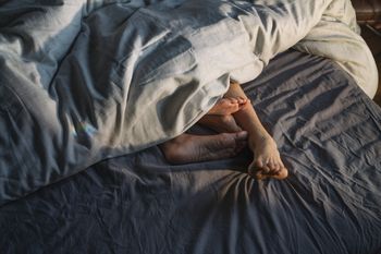 Te pozycje seksualne mogą łagodzić ból i napięcie. Ekspertka wyjaśnia