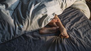 Te pozycje seksualne mogą łagodzić ból i napięcie. Ekspertka wyjaśnia