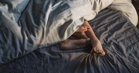 Te pozycje seksualne mogą łagodzić ból i napięcie. Ekspertka wyjaśnia