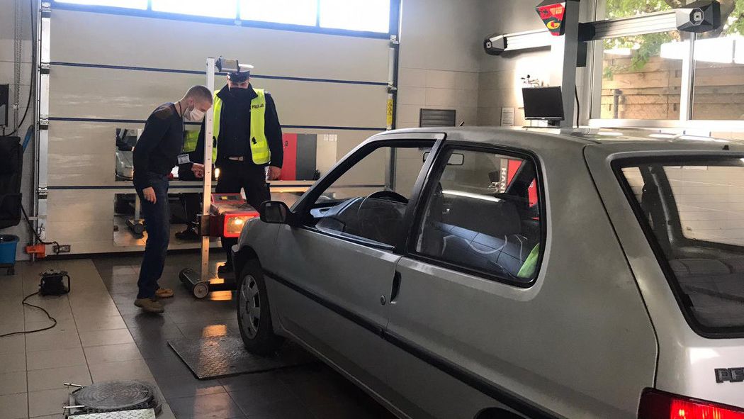 Do rzadkości nie należą przypadki, gdy policja zatrzymuje pojazd bez ważnych badań lub niesprawne auto, które mimo to ma pieczątkę w dowodzie