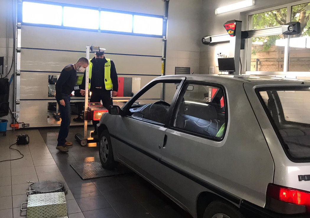 Do rzadkości nie należą przypadki, gdy policja zatrzymuje pojazd bez ważnych badań lub niesprawne auto, które mimo to ma pieczątkę w dowodzie