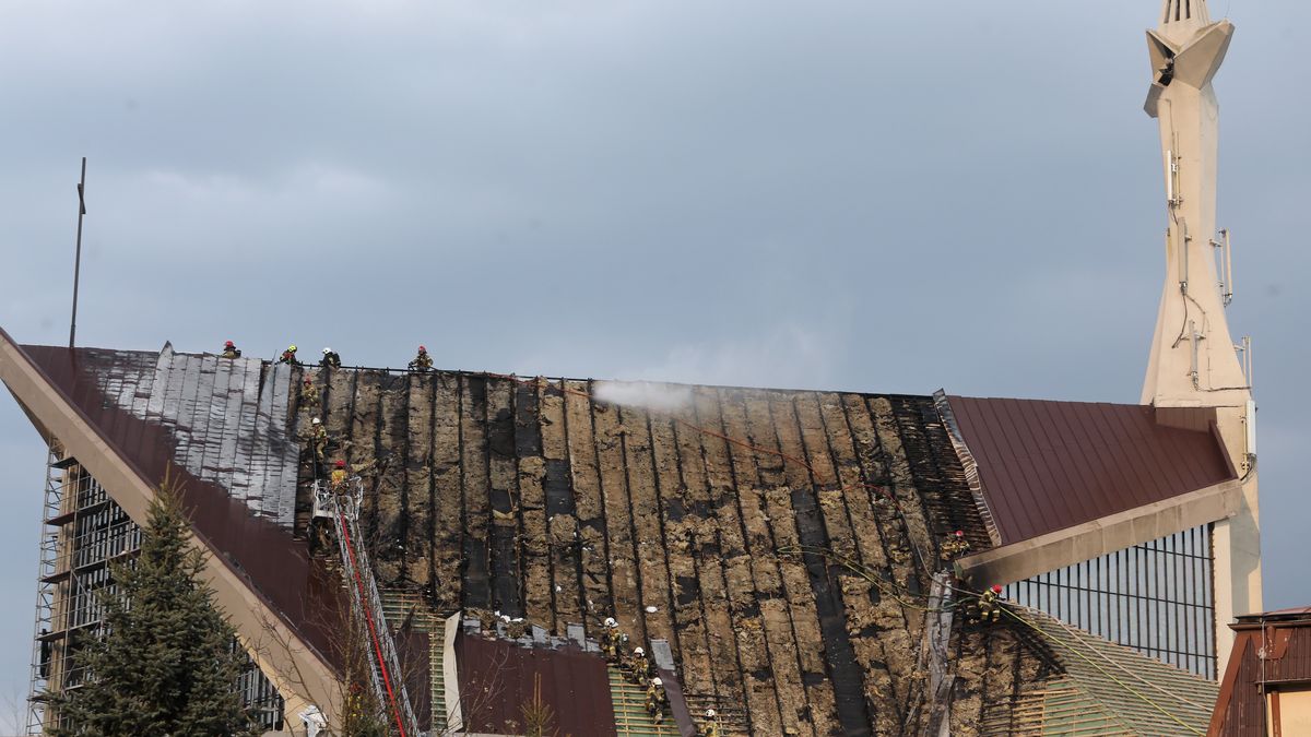 Pożar dachu kościoła w Białymstoku (PAP)