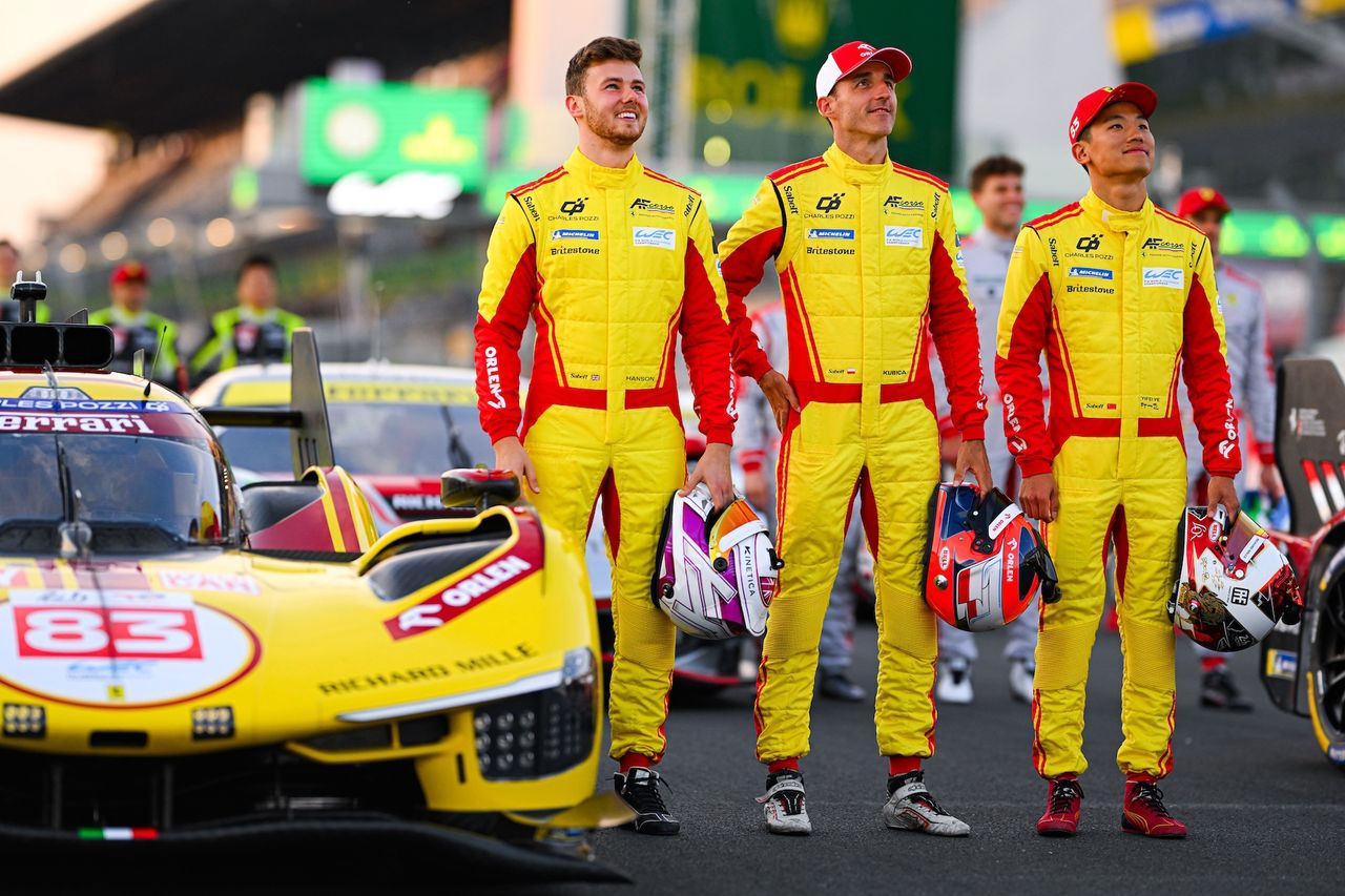 Robert Kubica wraz z zespołowymi partnerami przed startem