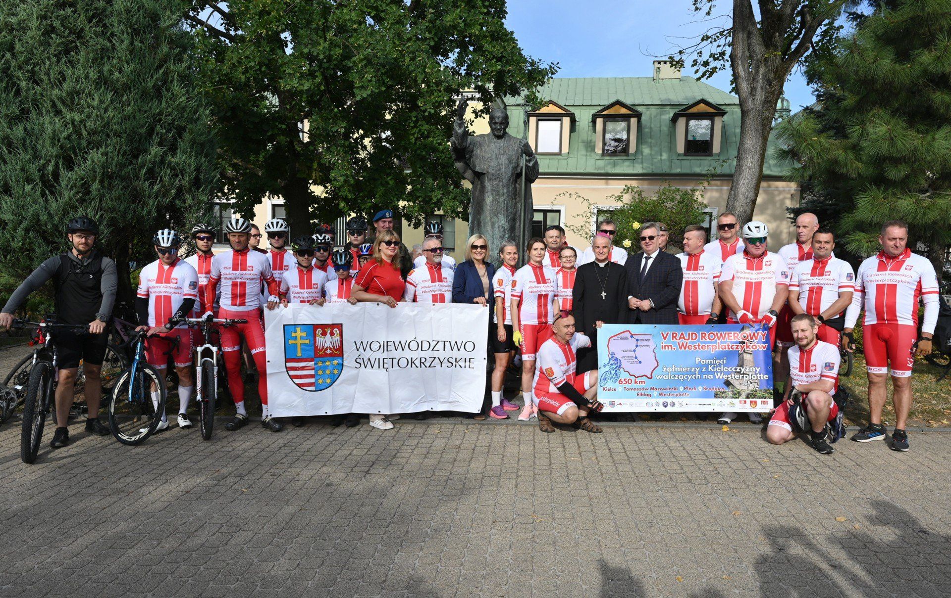 Uczestników rajdu pożegnała Renata Janik, marszałek województwa świętokrzyskiego, przewodnicząca Społecznego Komitetu upamiętniającego pochodzących z Kielecczyzny obrońcach Westerplatte. W pożegnaniu uczestniczyli też starosta kielecki Tomasz Pleban, Magdalena Fogiel-Litwinek, dyrektor Wojewódzkiego Domu Kultury, senator Krzysztof Słoń, pułkownik Krzysztof Orzech, komendant  Centrum Przygotowań do Misji Zagranicznych i pułkownik Sławomir Machniewicz, dowódca 10. Świętokrzyskiej Brygady Obrony Terytorialnej w Kielcach.