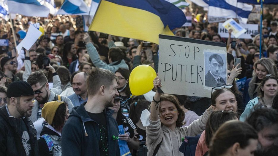 Rosjanie w Pradze przeciwko Putinowi. Zmienili rosyjską flagę