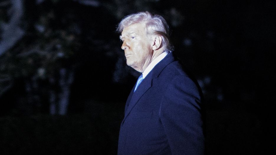 US President Donald Trump arrives back to the White House in Washington, DC, USA, 19 February 2025. Trump returned to Washington after attending an investment summit backed by Saudi Arabia?s sovereign wealth fund in Miami, Florida. EPA/AARON SCHWARTZ / POOL Dostawca: PAP/EPA.