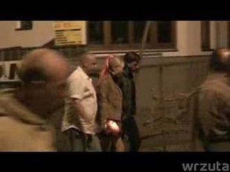 Doda poprawia majtki (WIDEO)