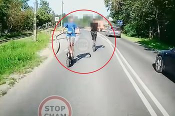 Tak jechali hulajnogami przez Piaseczno. Obaj nie mieli kasków