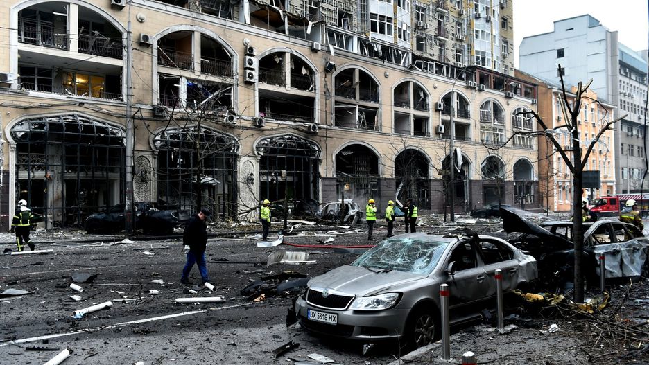 Rosyjski atak rakietowy na Kij�w
KYIV, UKRAINE - DECEMBER 20, 2024 - People are outside a building in the Holosiivskyi district damaged by a Russian missile attack, Kyiv, capital of Ukraine. On Friday morning, December 20, Russian forces attacked Kyiv allegedly with Kinzhal aeroballistic missiles from MiG-31K aircraft and Iskander/KN-23 ballistic missiles. One person was killed and at least 12 people were injured.
Serhii Chuzavkov