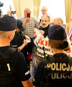 Policja w siedzibie biskupów. Awantura podczas konferencji