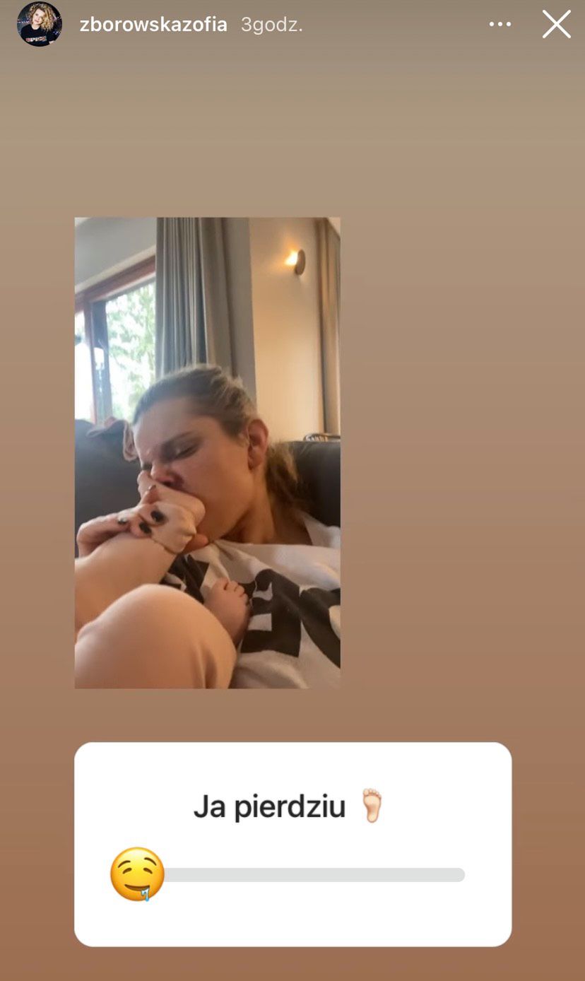 Zosia Zborowska wącha stopy córki