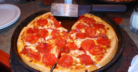Średnia pizza pepperoni na cienkim cieście (Pizza Hut)