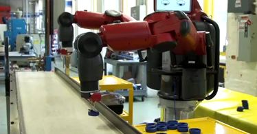 Oto przemysłowy robot, który stroi miny i pracuje z człowiekiem
