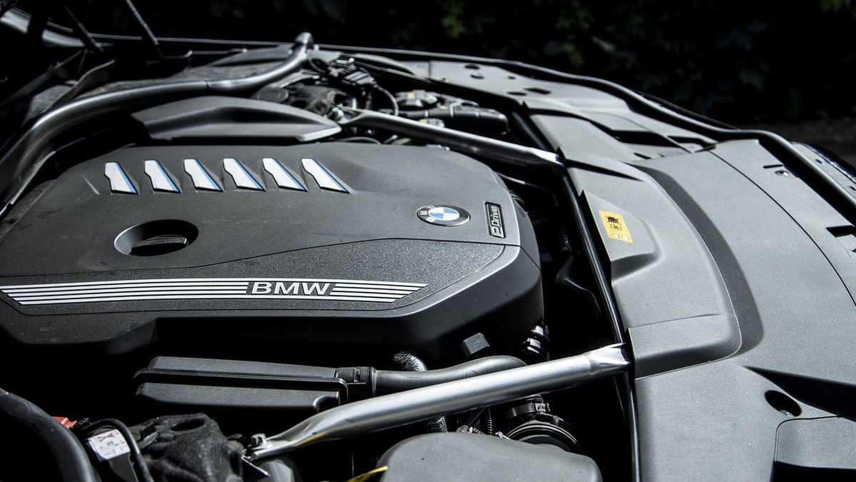 Sześciocylindrowy silnik w nowej, hybrydowej serii 7