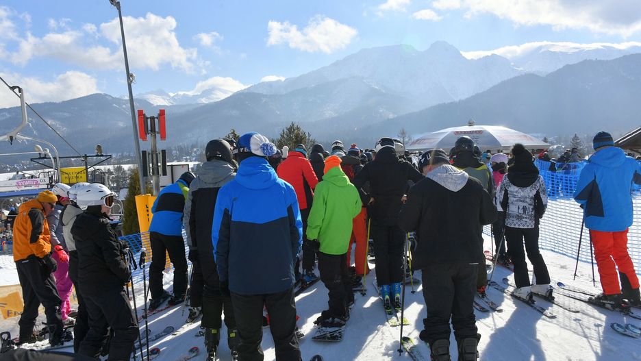 Tury?ci i narciarze t?umnie w ZakopanemFot. Pawel Murzyn/East News, Zakopane, 20.02.2021. Weekendowy najazd na Zakopane. Miasto, stoki i koleje linowe oblegaja tlumy narciarzy i turystow. N/z narciarze na SzymoszkowejPawel Murzyn
