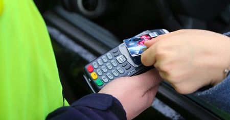 Płatność mandatu kartą u policji do 2028 roku – szybkie i wygodne rozwiązanie dla kierowców