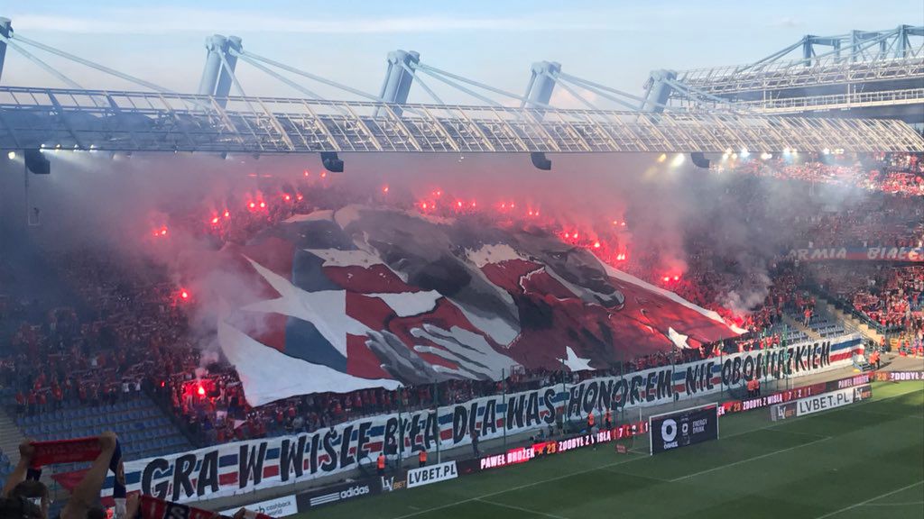 WP SportoweFakty / Maciej Kmita / Na zdjęciu: oprawa kibiców Wisły Kraków zadedykowana Pawłowi Brożkowi i Arkadiuszowi Głowackiemu