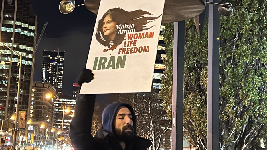 W Iranie krwawo tłumione są protesty, które wybuchły po śmierci Mahsy Amini. Irański bunt wspierają aktywiści na całym świecie