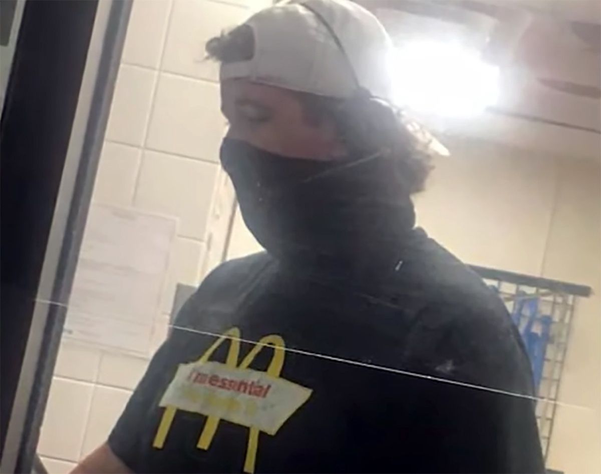 Pracownik McDonald's pozamiatał! Niesamowite, co zrobił ten młody chłopak