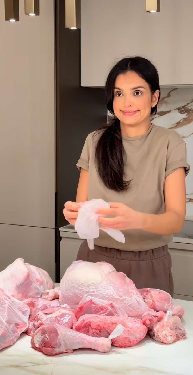 Klaudia El Dursi stroi miny, oporządzając mięso