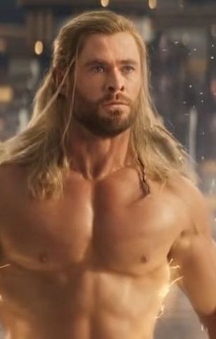 "Thor: Miłość i gniew". Chris Hemsworth zrzucił ubrania, a teraz komentuje nagie sceny
