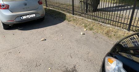 Policjanci Zatrzymali Mężczyznę Rzucającego Cegłami w Zaparkowany Samochód