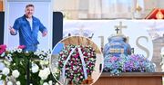 "Najukochańszemu mężowi". Wzruszający napis na wieńcu od żony i syna Tomasza Jakubiaka [WIDEO]