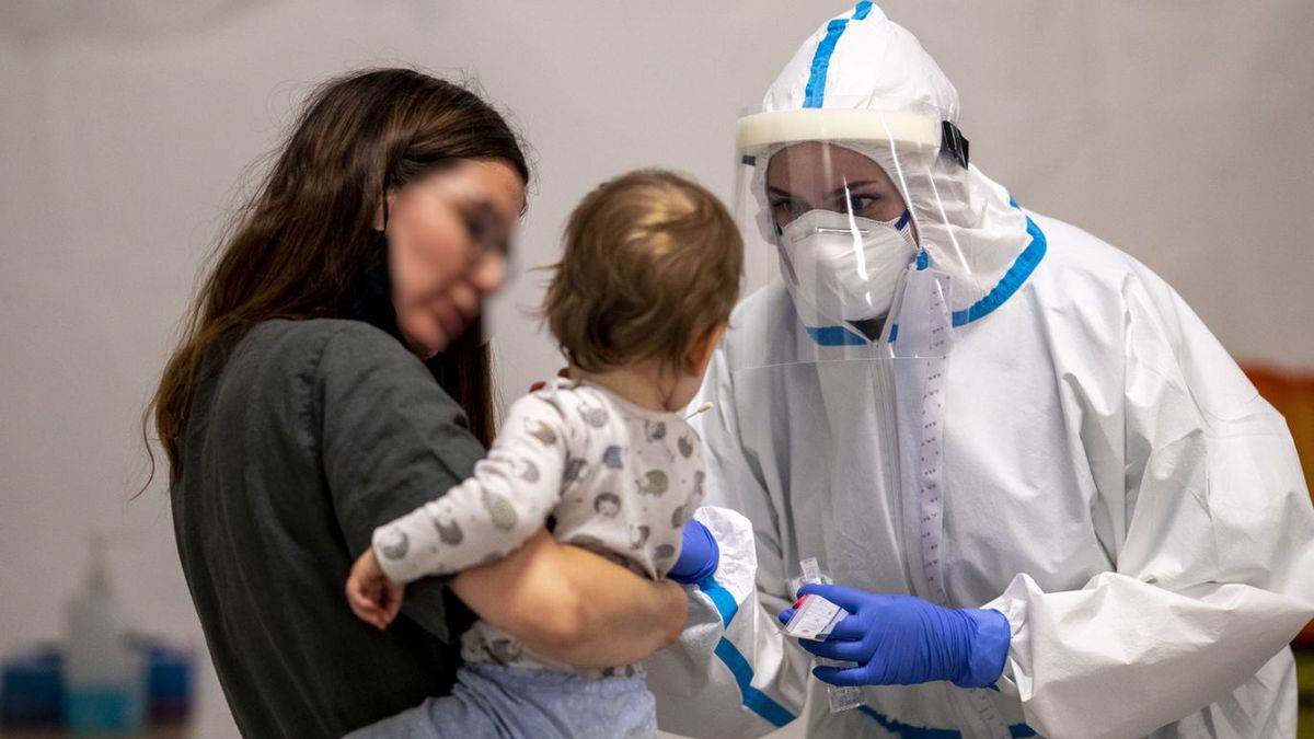 Matka z dzieckiem u lekarza. Zdjęcie ilustracyjne