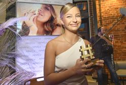 Zakochani Julia Wieniawa i Nikodem Rozbicki całują się pod kościołem. Miłość kwitnie