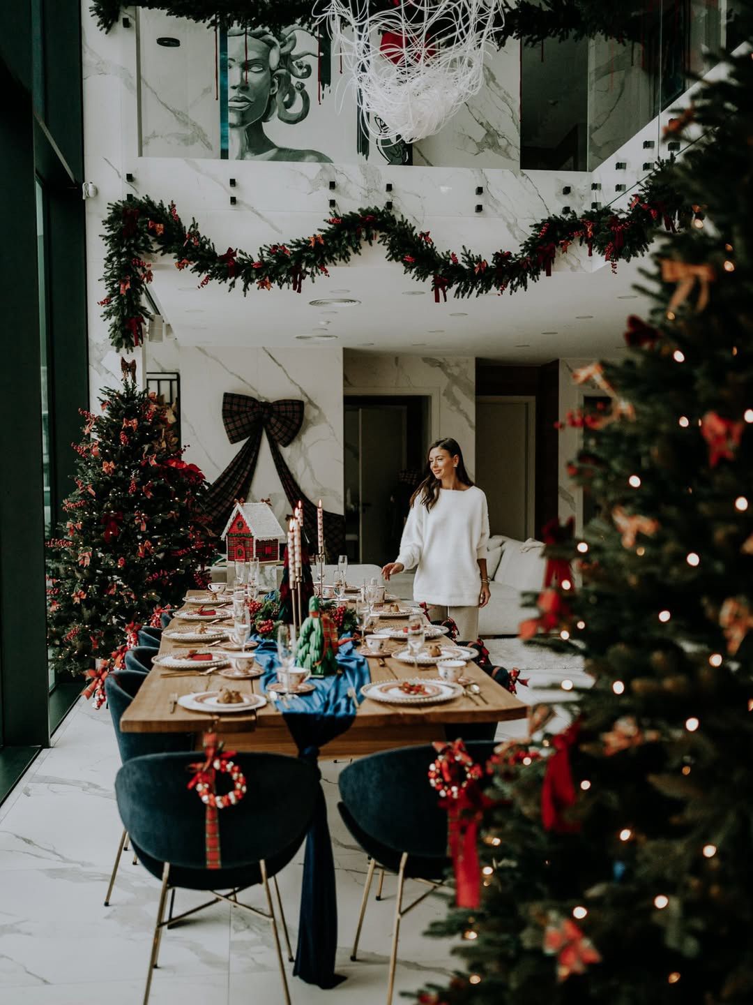 Stół gotowy jest do pałaszowania zimowych wypieków