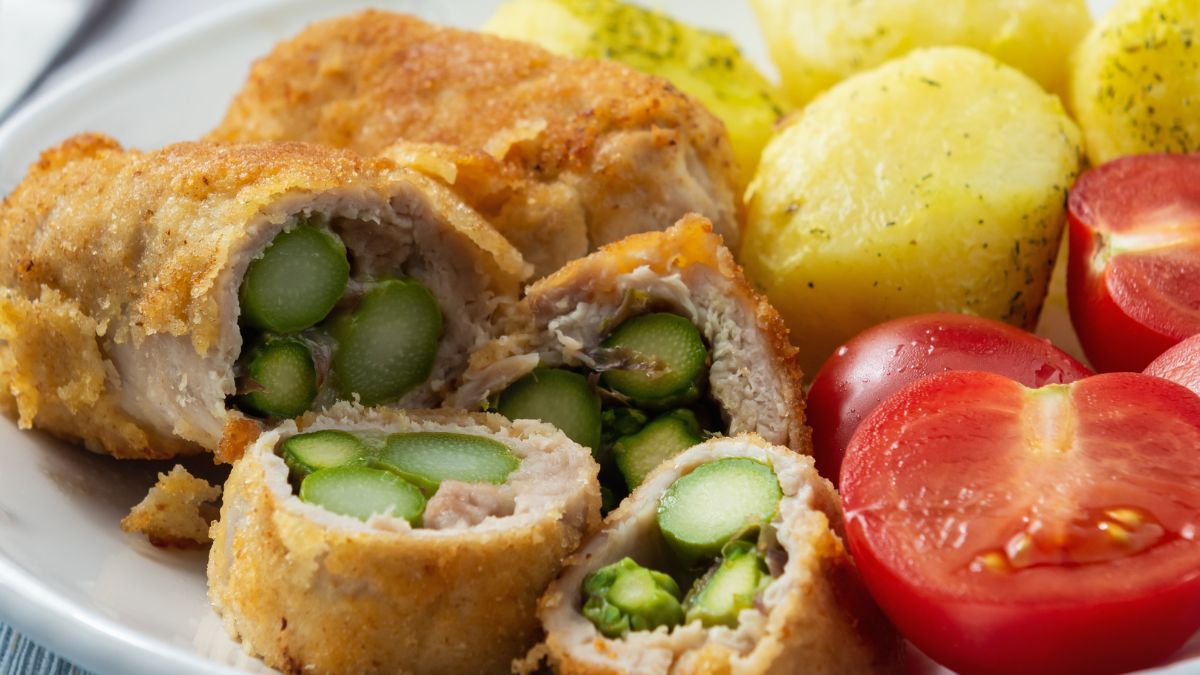 Roladki ze szparagami usmaż w panierce na złoto