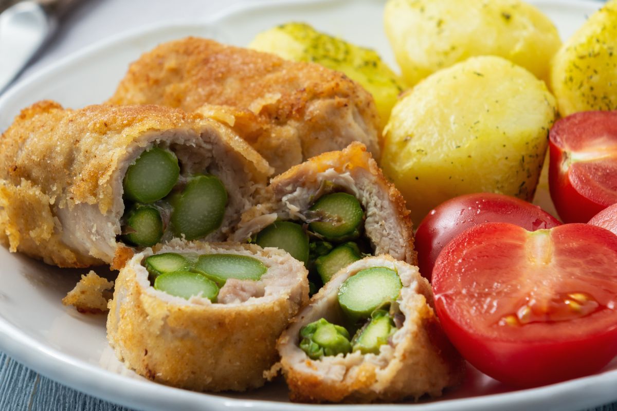 Zamiast tłuc mięso na kotlety, zwiń je w roladki. Bez dokładek się nie obejdzie