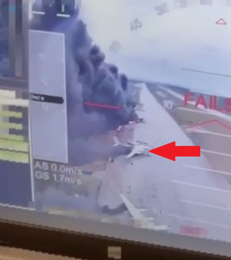 Trafione bombowce Tu-95MS podczas ataku na jedno z lotnisk.