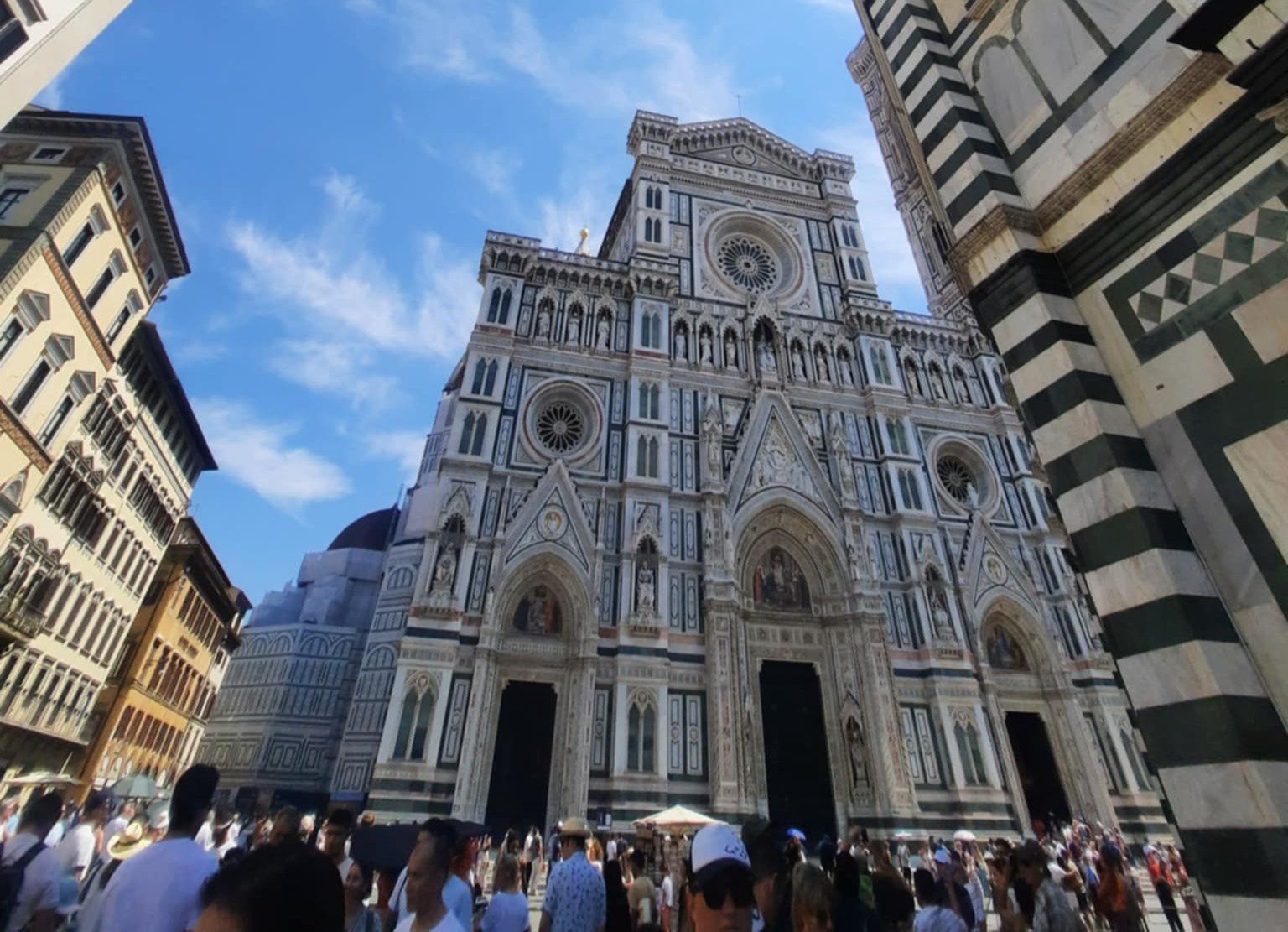 Tłumy przed katedrą Santa Maria del Fiore we Florencji